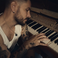 Chris Holsten - Oppe på månen